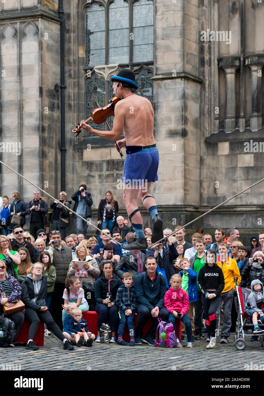 Cuerda floja ejecutante de la calle durante el Festival Fringe de Edimburgo. Foto de stock