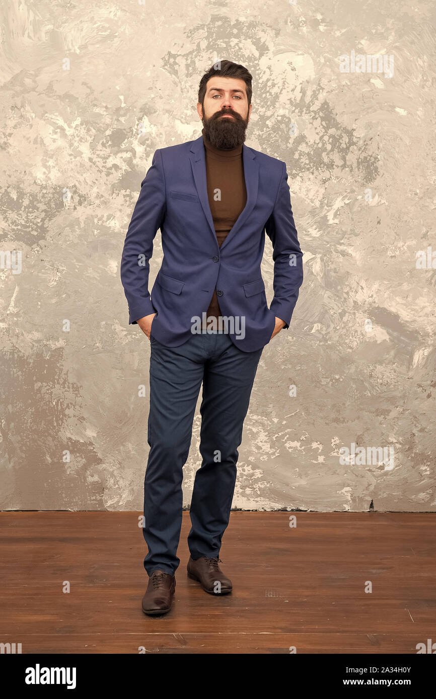 Se utiliza para mirar perfecto. Hombre guapo empresario barbudo traje  formal de lujo de desgaste. Concepto de moda y ropa de hombre. Guy brutal  modelo de moda. La gente de negocios de