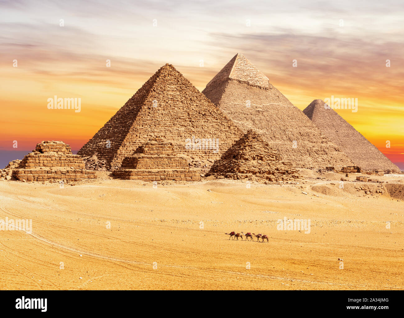 Vista de la puesta de sol sobre las famosas Pirámides de Giza, en El Cairo, Egipto Foto de stock