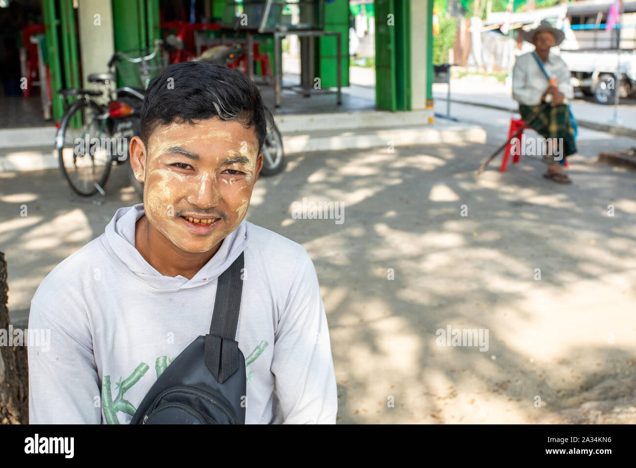 Retrato del joven con máscara de polvo birmano tradicional en la cara. Foto de stock