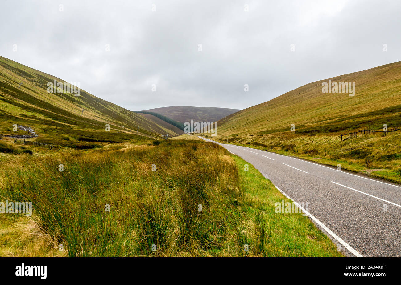 Una carretera escénica a través de Cairngorms national park, cerca del centro de esquí Lecht, ESCOCIA ESCOCIA Foto de stock