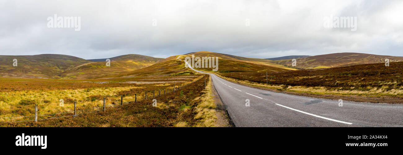 Panorama de una carretera escénica a través del Parque Nacional de Cairngorms Highlands de Escocia en otoño. Foto de stock