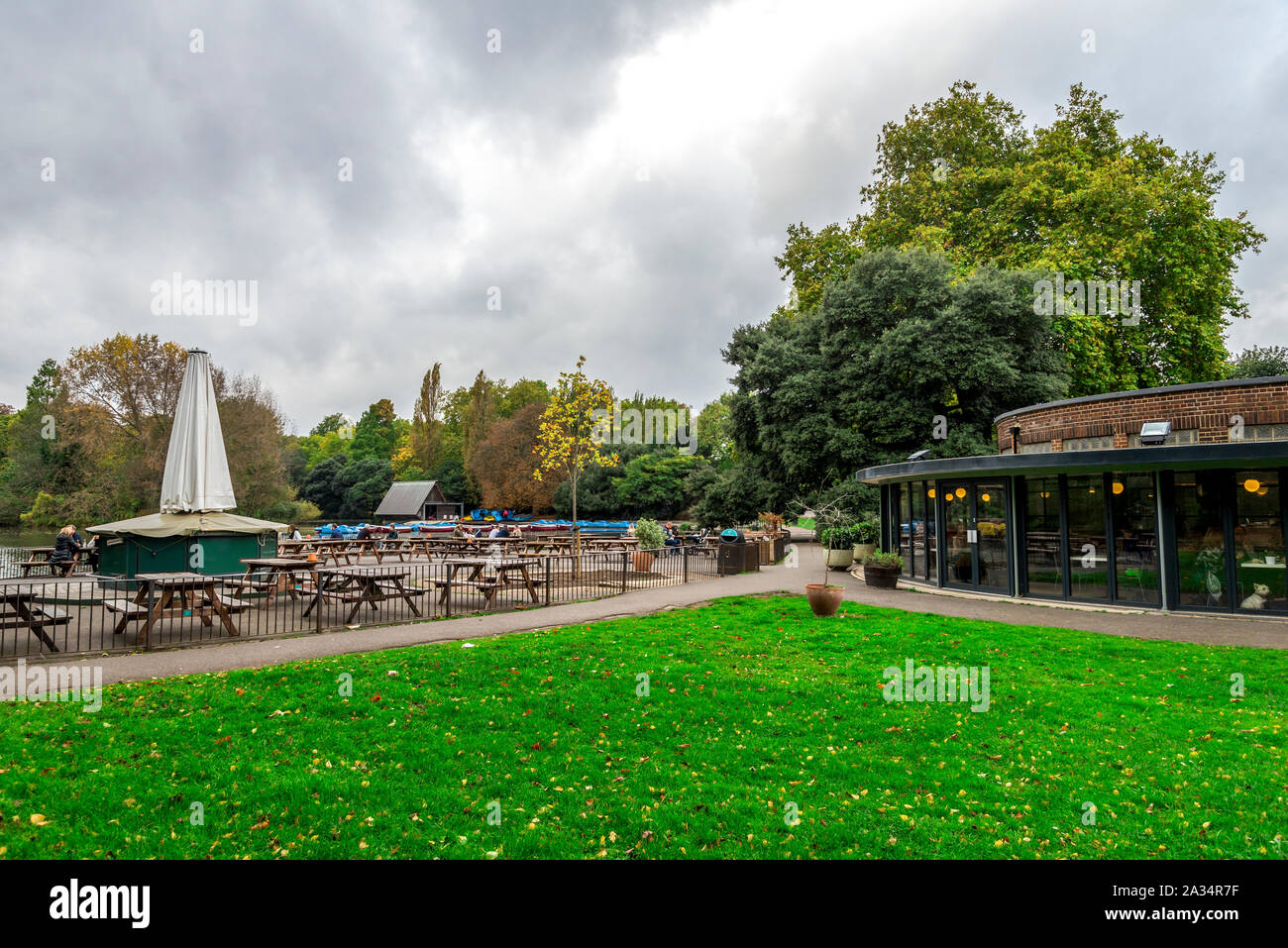 Una vista de Pear Tree cafe y un área para sentarse afuera en Battersea Park, Londres, Reino Unido Foto de stock