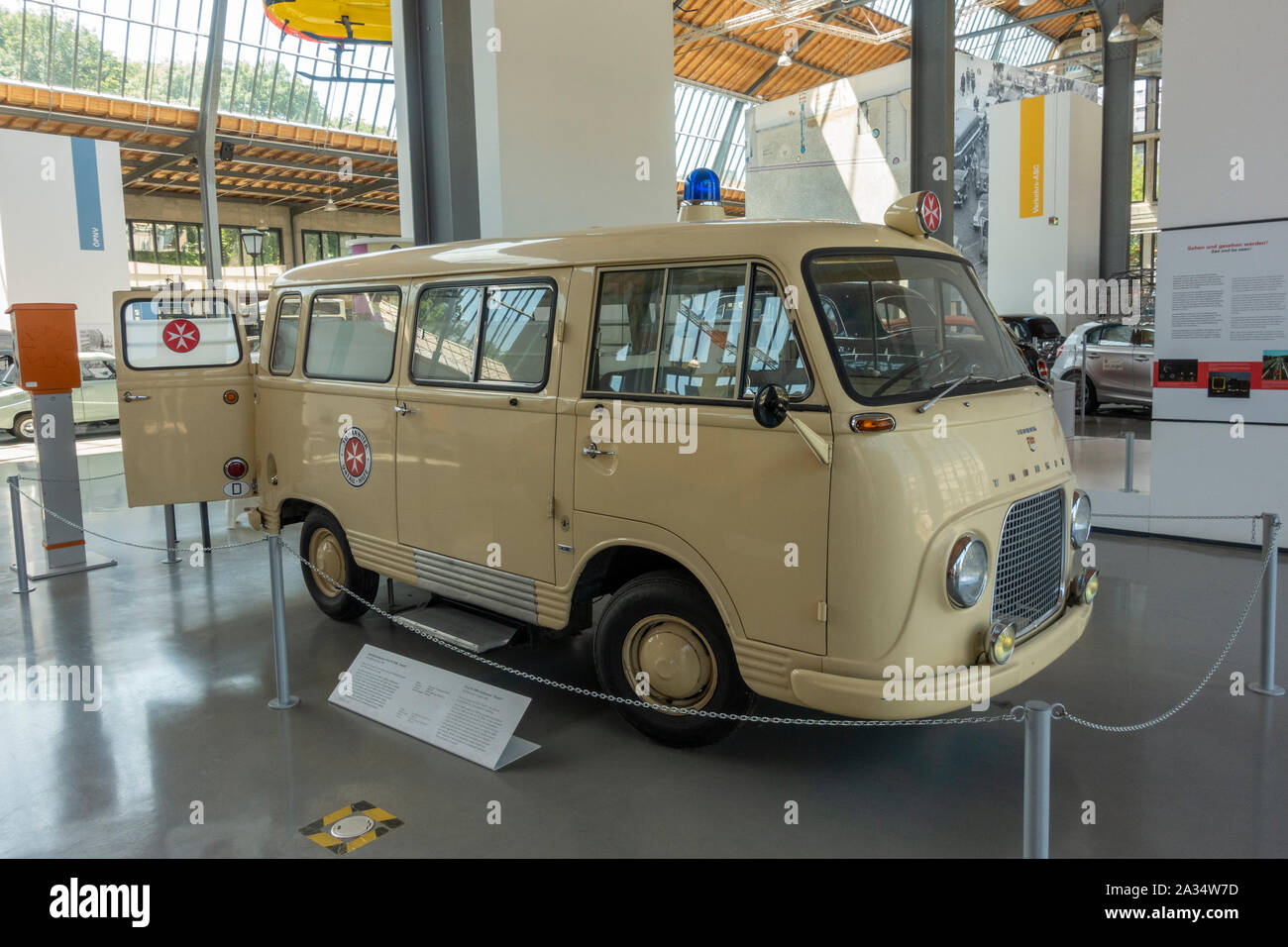 Un 1962 Ford Fk 1000 Ambulancia Van De Transito Utilizado Por Los Bomberos En El Deutsches Museum Museo Aleman De Transporte Verkehrszentrum Munich Alemania Fotografia De Stock Alamy