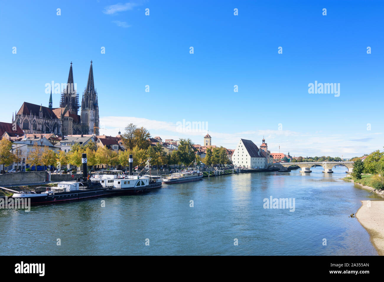 Regensburg: Río Donau (Danubio), Steinerne Brücke (puente de piedra), la Iglesia de San Pedro - la catedral de Ratisbona Oberpfalz, el Alto Palatinado, Bayer Foto de stock