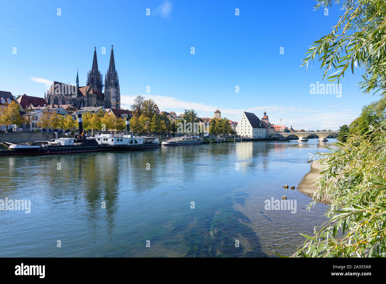 Regensburg: Río Donau (Danubio), Steinerne Brücke (puente de piedra), la Iglesia de San Pedro - la catedral de Ratisbona Oberpfalz, el Alto Palatinado, Bayer Foto de stock