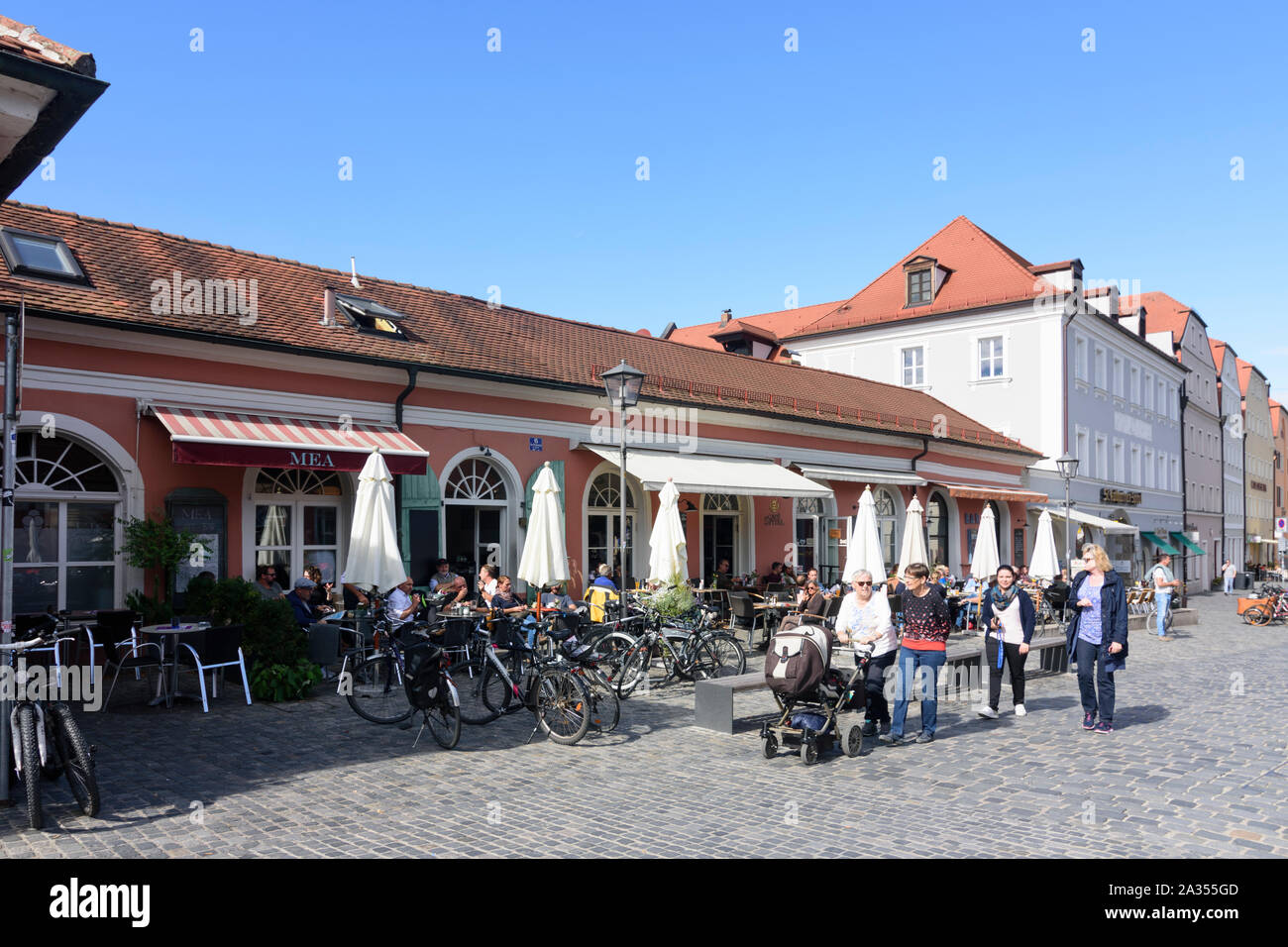 Regensburg: distrito Stadtamhof, restaurante, cafetería, calle Am Brückenbasar en Oberpfalz, el Alto Palatinado, Bayern, Baviera, Alemania Foto de stock