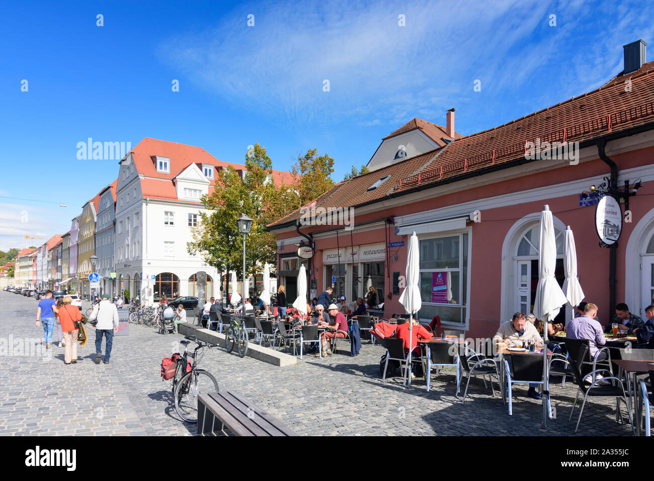 Regensburg: distrito Stadtamhof, restaurante, cafetería, calle Am Brückenbasar en Oberpfalz, el Alto Palatinado, Bayern, Baviera, Alemania Foto de stock