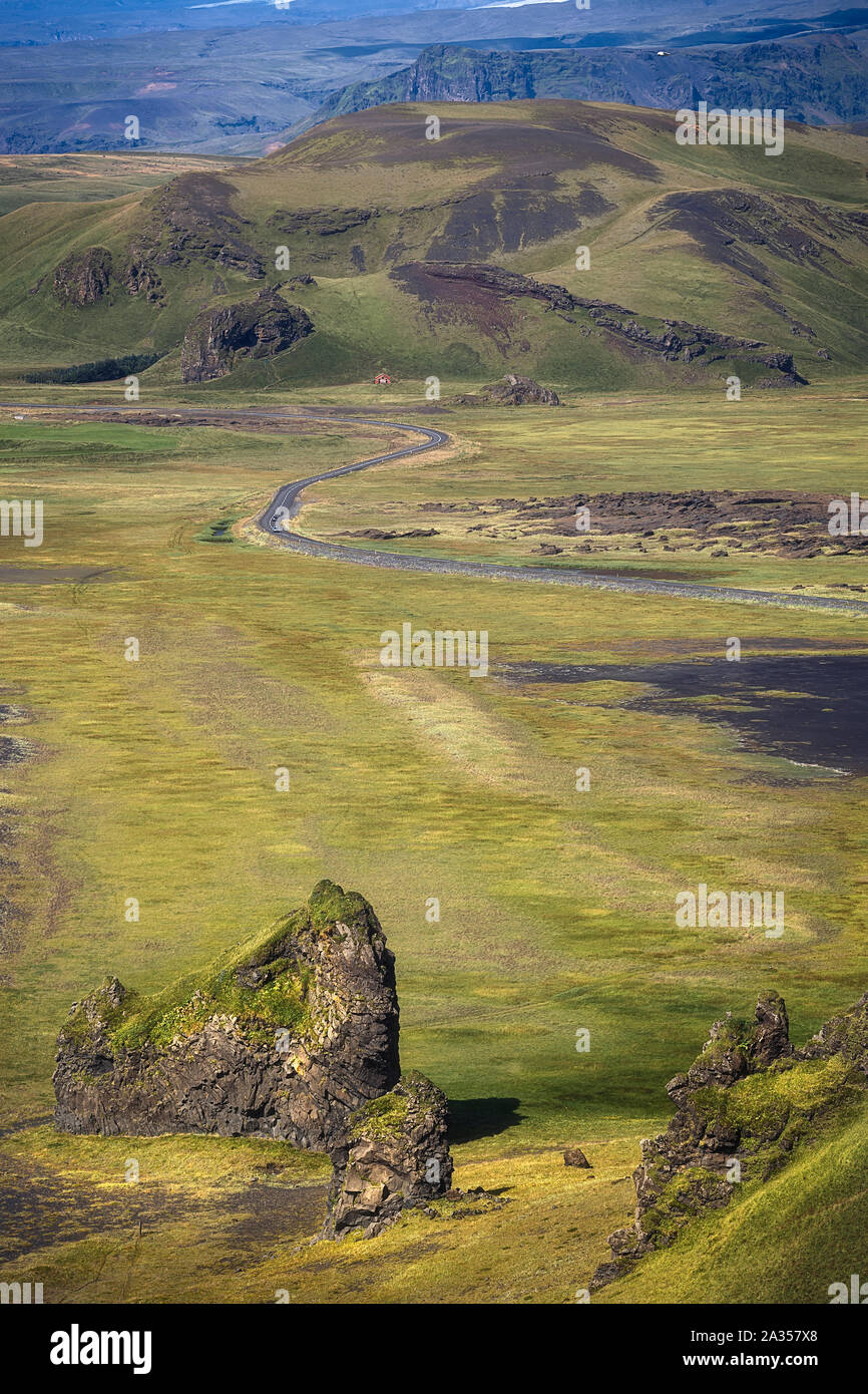 Hermosa y verde paisaje visto desde Dyrhólaey, Islandia Foto de stock