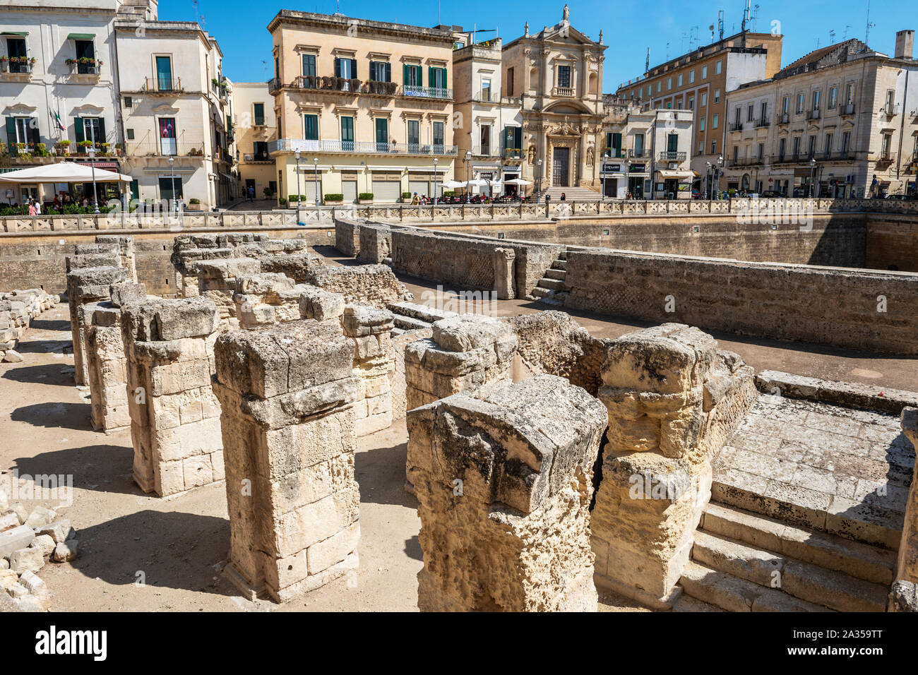 Anfiteatro Romano (Anfiteatro Romano di Lecce) en Piazza Sant'Oronzo en Lecce, Apulia (Puglia) en el sur de Italia Foto de stock