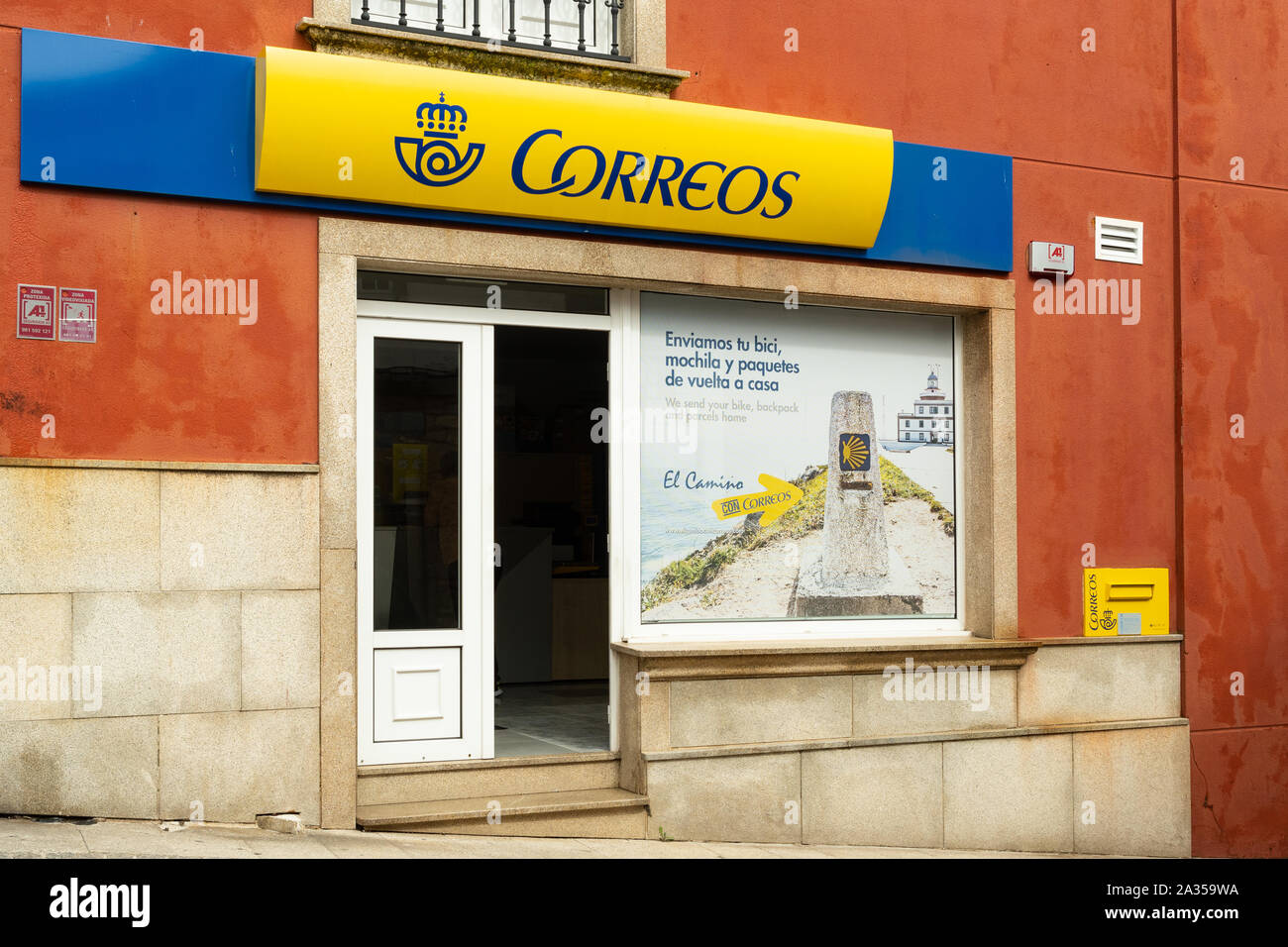 Correos - correos de publicidad - servicios de transporte de equipaje para  el Camino de Santiago, al final de la caminata, Finisterre, España, Europa  Fotografía de stock - Alamy