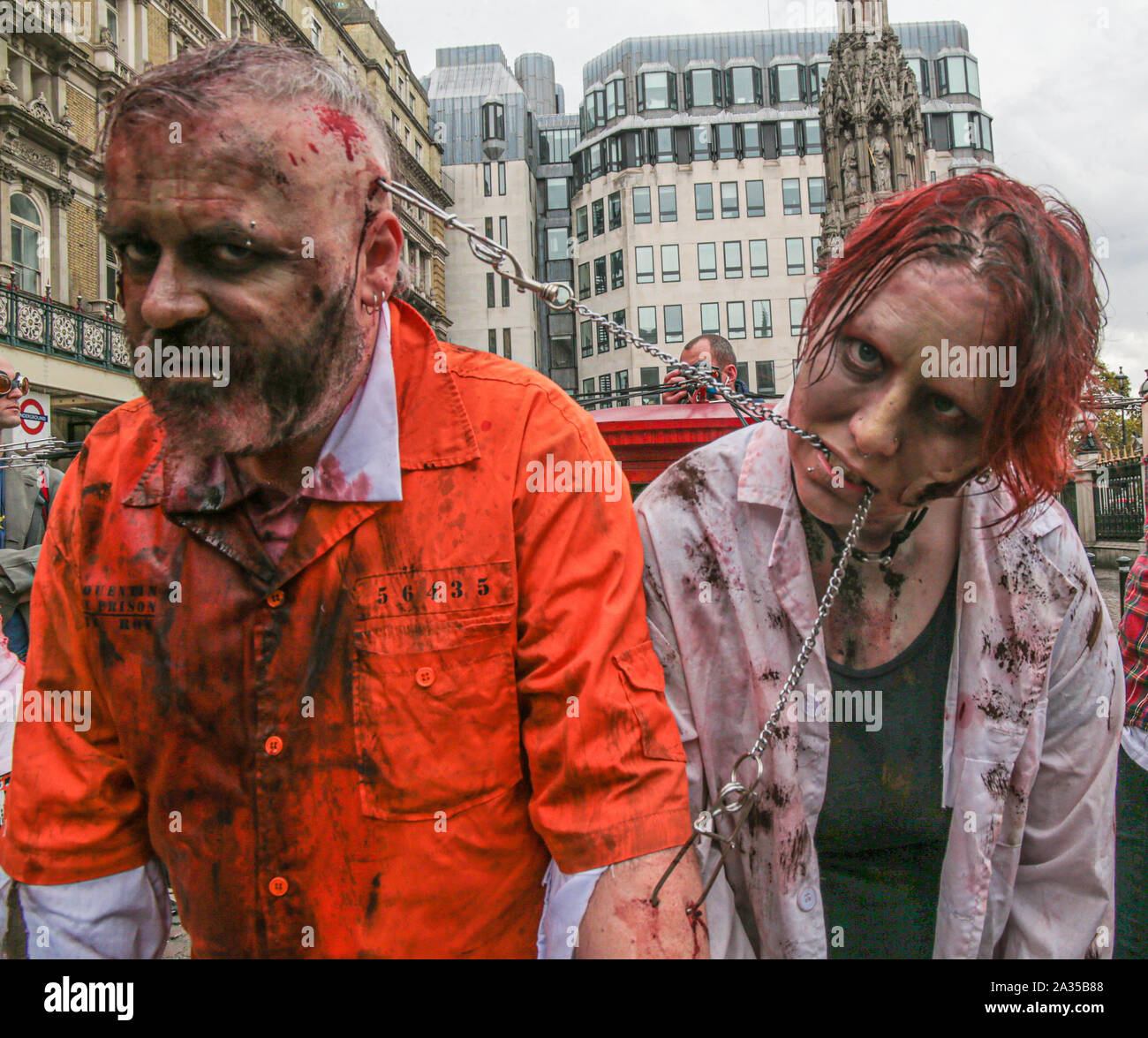 Londres, Reino Unido. El 05 de octubre de 2019. Mientras que la mayoría de los participantes de este año para el día Zombie en Londres ,elegir para vestir y utilizar maquillaje para lucir como scary posible ,este grupo decide ir por el impacto permitiéndose ser tirado por ganchos fijados a sus espaldas por las calles de Londres . Pablo Quezada-Neiman/Alamy Live News Foto de stock