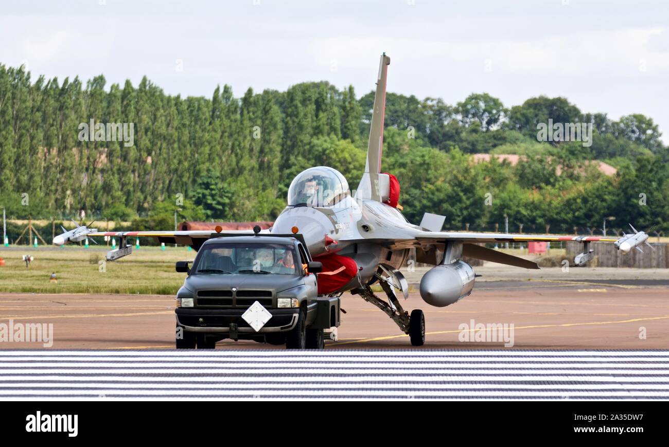 Dodge Ram 2500 avión remolcador moviendo un Royal Norwegian Air Force  General Dynamics F-16B combates Falcon Fotografía de stock - Alamy