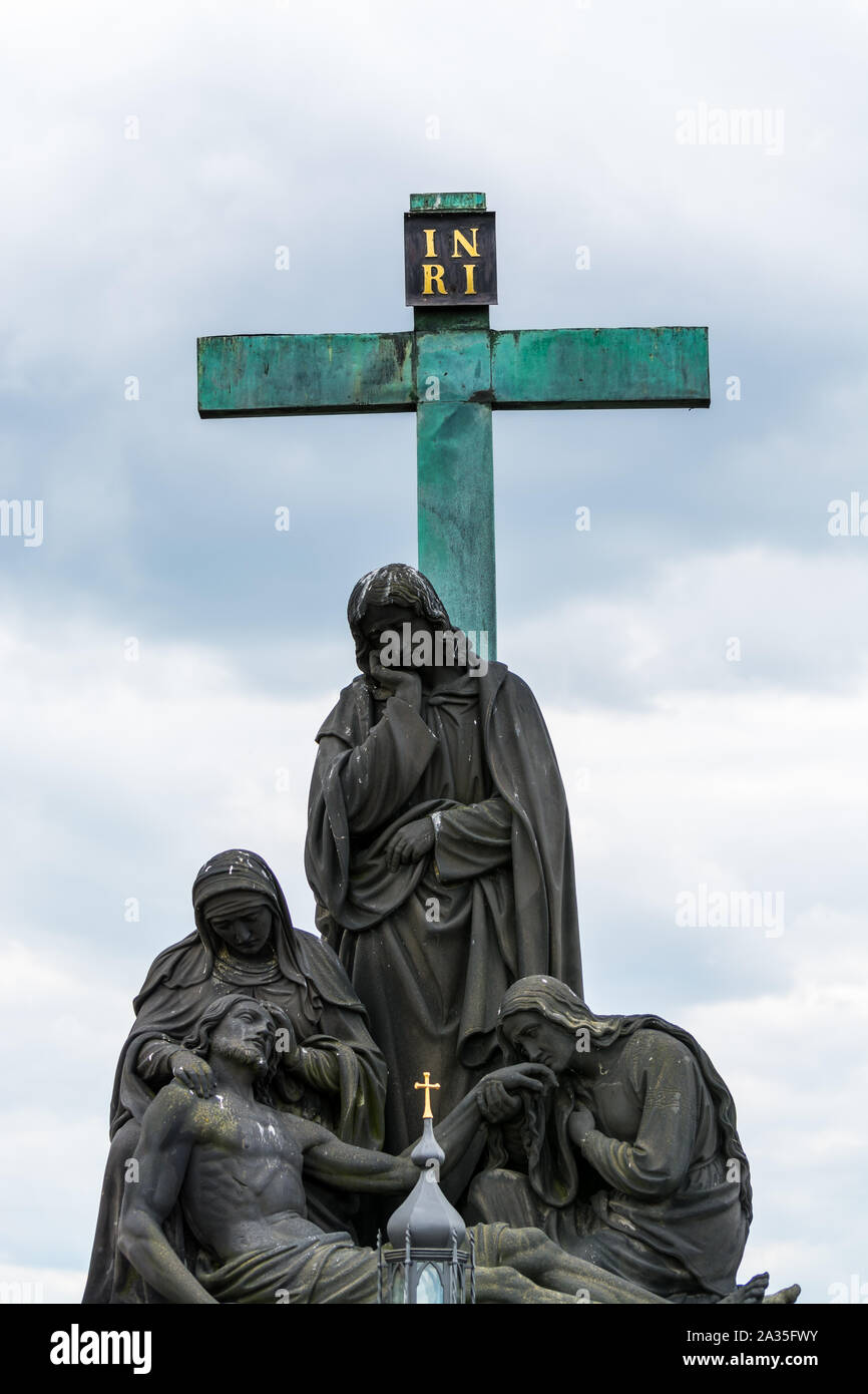 estátua de santos cirilo e metódio na ponte charles karluv most