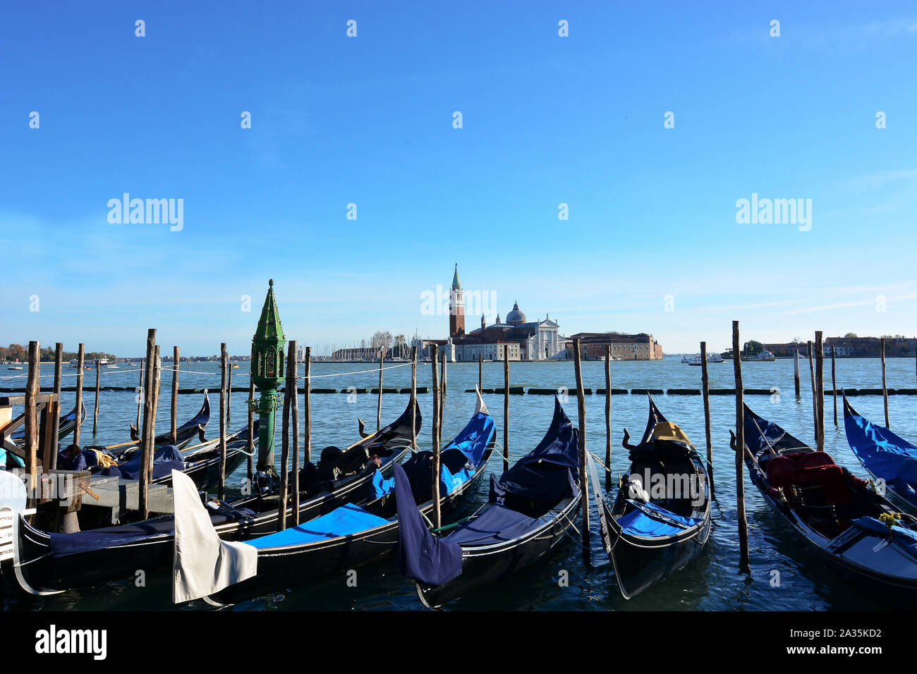 Las góndolas amarradas en la Piazza San Marco, en frente de la isla de San Giorgio en Venecia, Italia Foto de stock