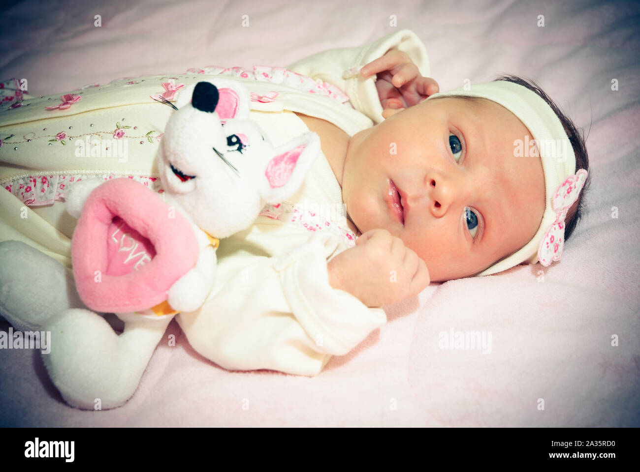 Close Up Hermosa Nina Para Dormir Bebe Nina Durmiendo Sobre Una Manta Un Retrato De Una Hermosa De Siete Dias De Edad Bebe Nina Vestida Con Una Gran Diadema Rosa De Tela Foto