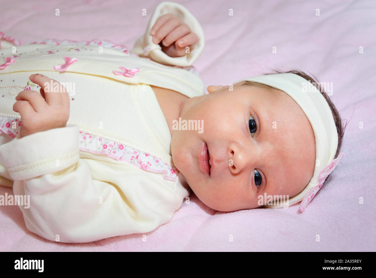 Close Up Hermosa Nina Para Dormir Bebe Nina Durmiendo Sobre Una Manta Un Retrato De Una Hermosa De Siete Dias De Edad Bebe Nina Vestida Con Una Gran Diadema Rosa De Tela Foto