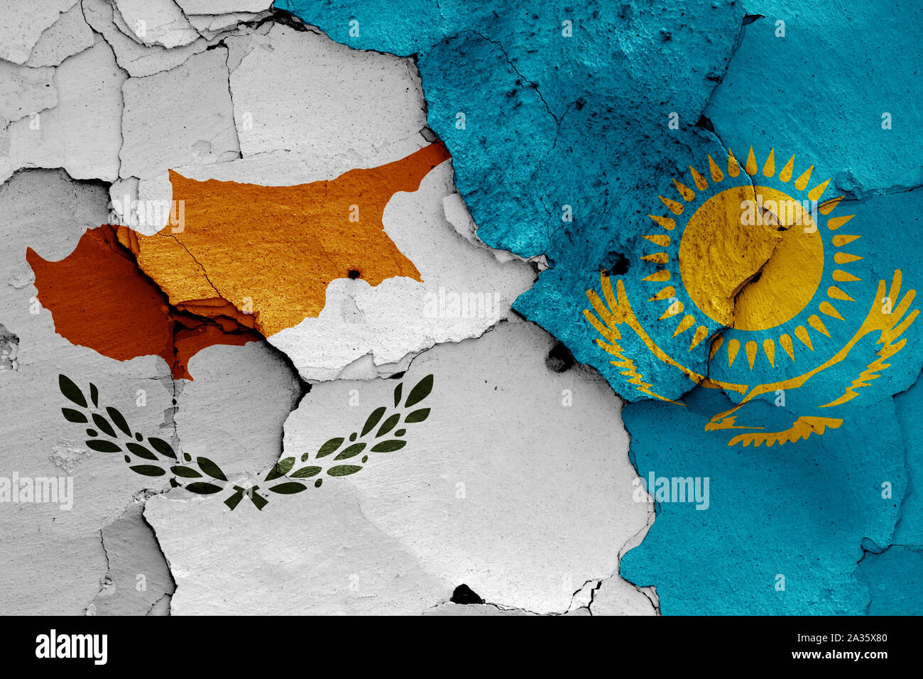 Banderas de Chipre y la República de Kazajstán pintados en la pared agrietada Foto de stock