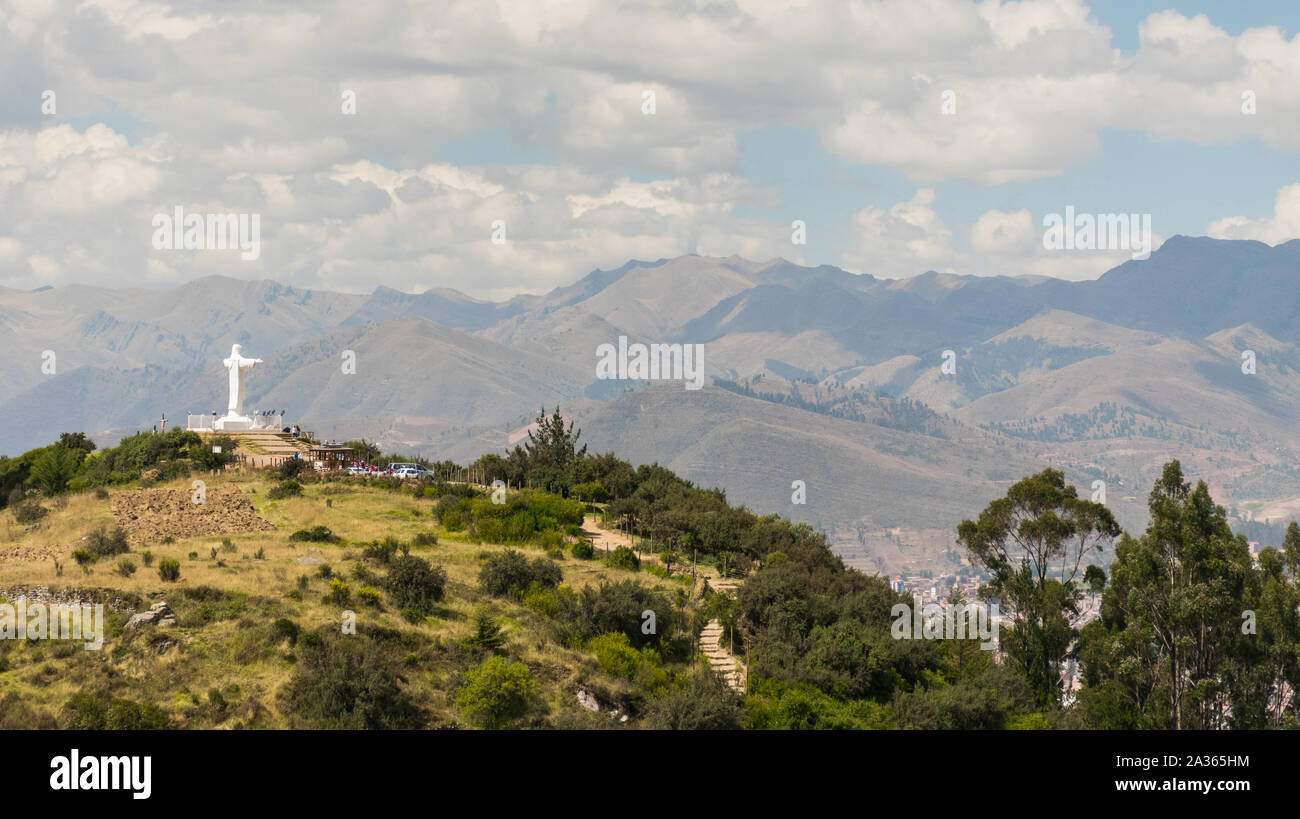 Cusco, Perú - 05/24/2019: la gigantesca estatua de Cristo encaramado sobre la ciudad del Cusco, Perú a continuación. Foto de stock