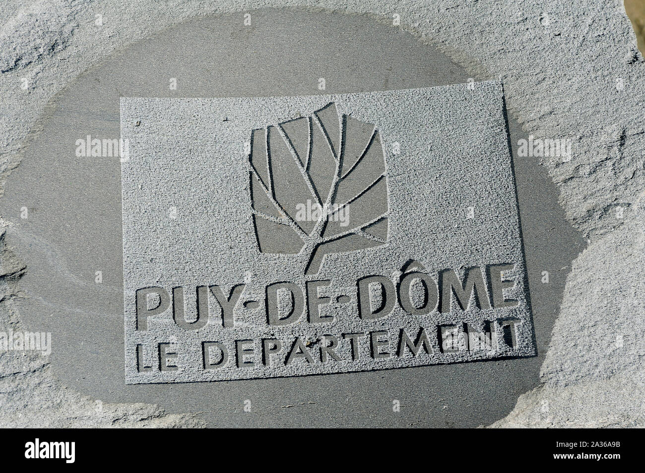 Logotipo del departamento francés de Puy de Dôme tallada en piedra Foto de stock