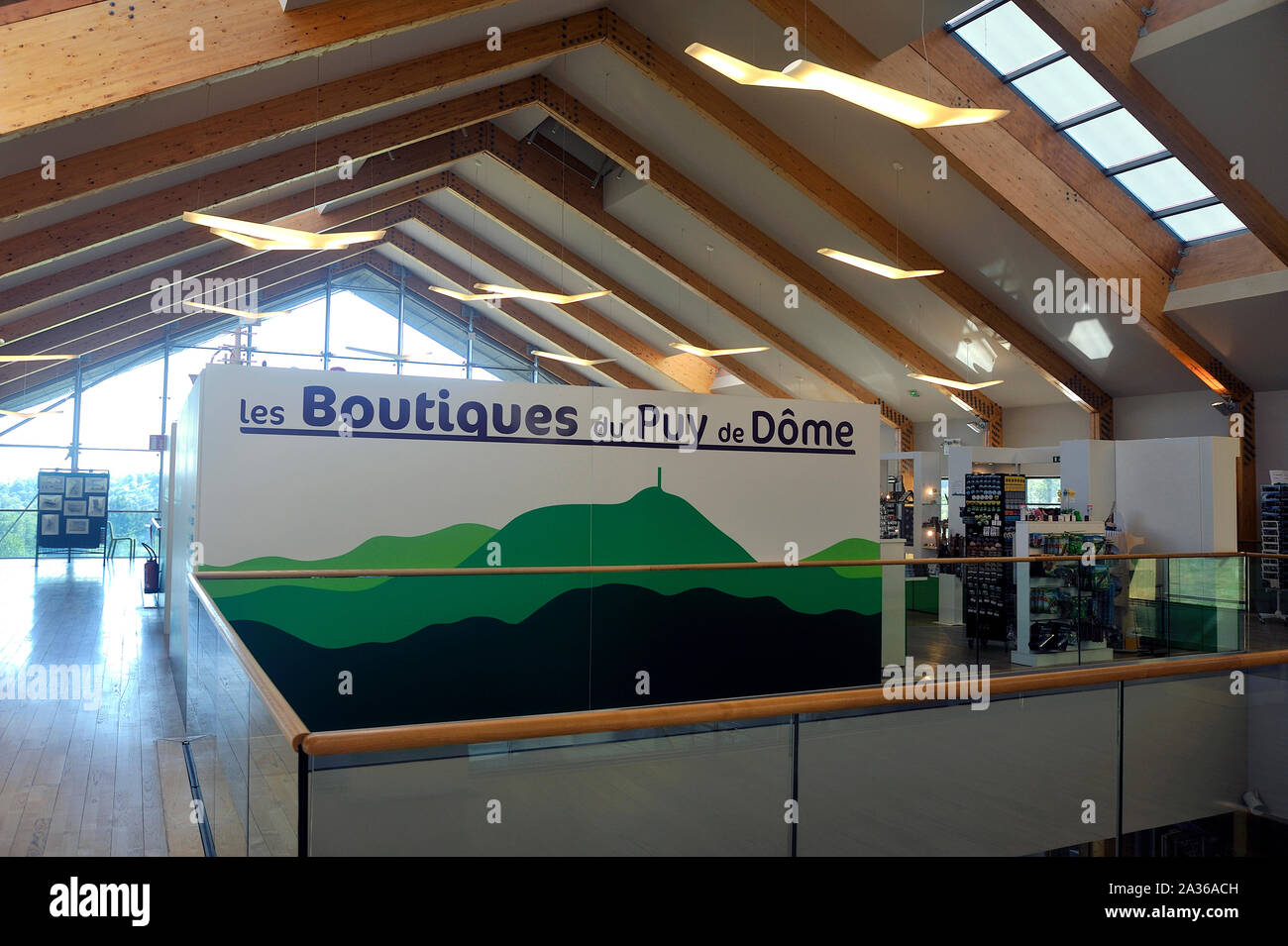 Interior de la estación de tren de cremallera que asciende hasta la cumbre del volcán Puy de Dôme Foto de stock