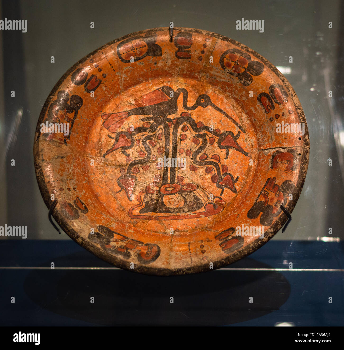 Placa con Maya de cerámica pintada de pseudo-glifos del período clásico. 250 -900 AD. Foto de stock