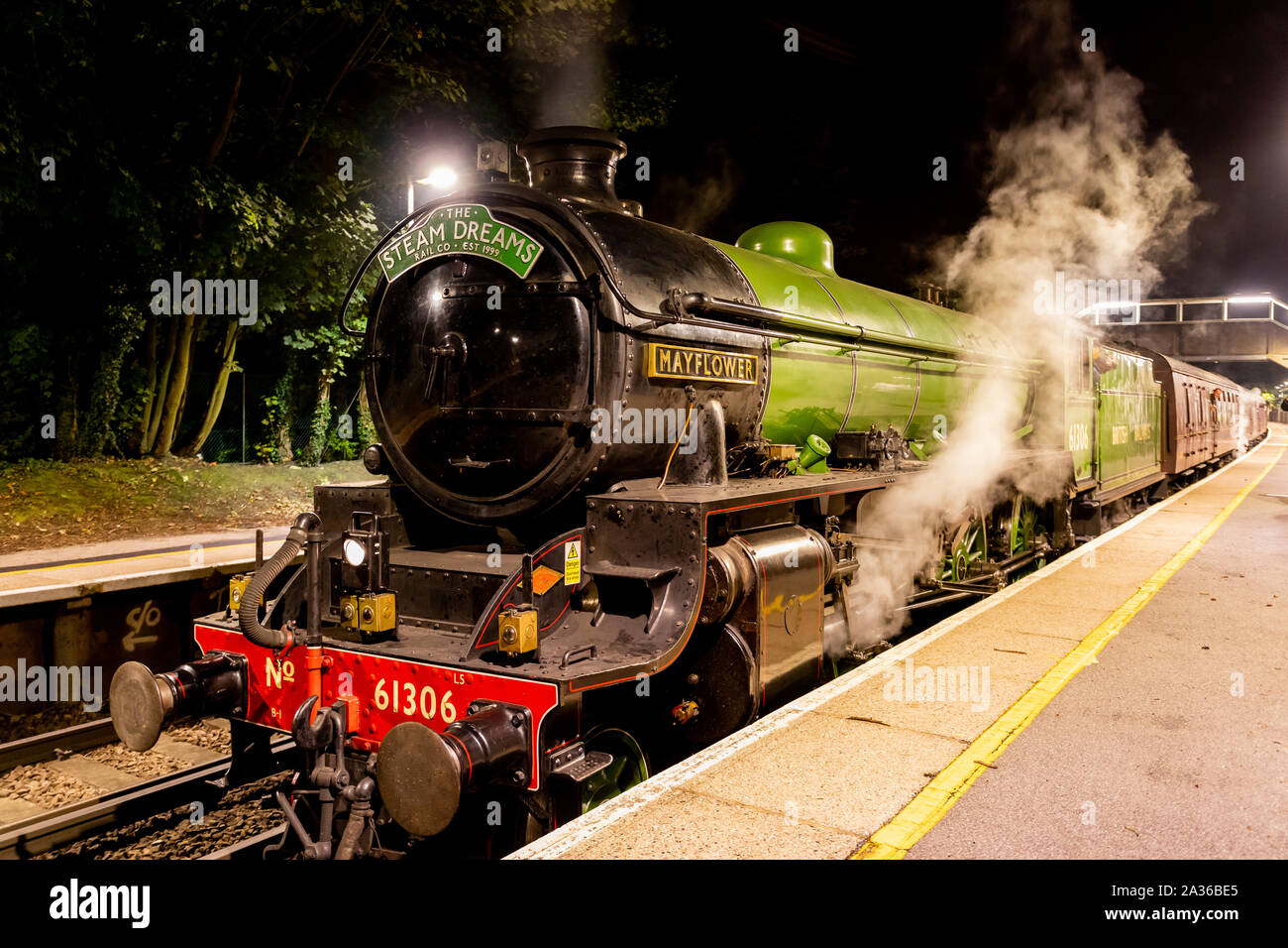 Tren de vapor británico verde Surrey Otoño Foto de stock