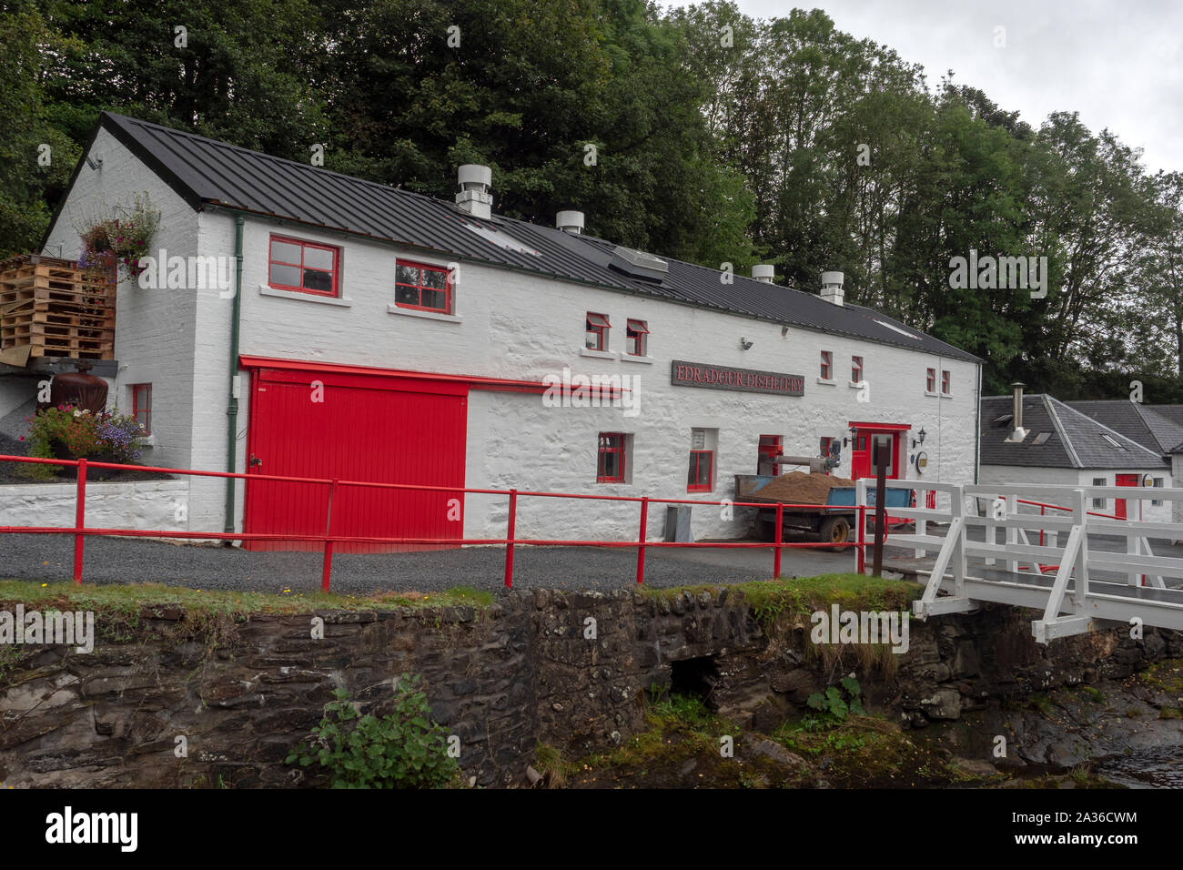 Edificios en Edradour Distillery en Escocia Foto de stock