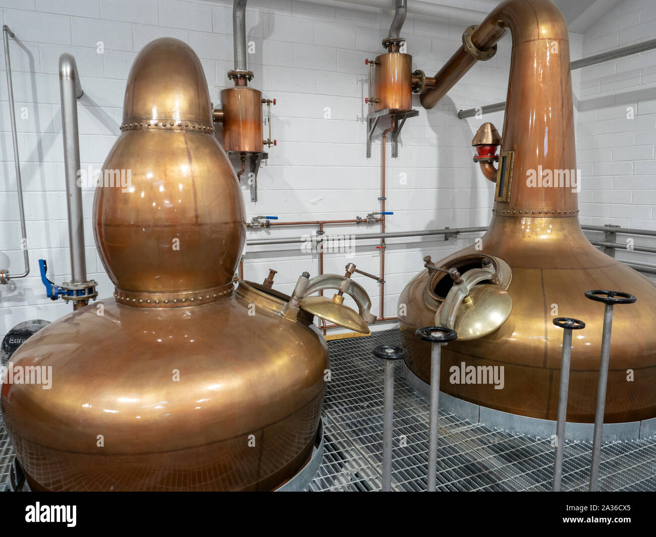 Alambiques de whisky en Edradour Distillery en Escocia Foto de stock