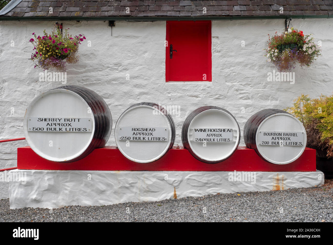 Diferentes tamaños de barriles utilizados para almacenar en una destilería de whisky en Escocia Foto de stock
