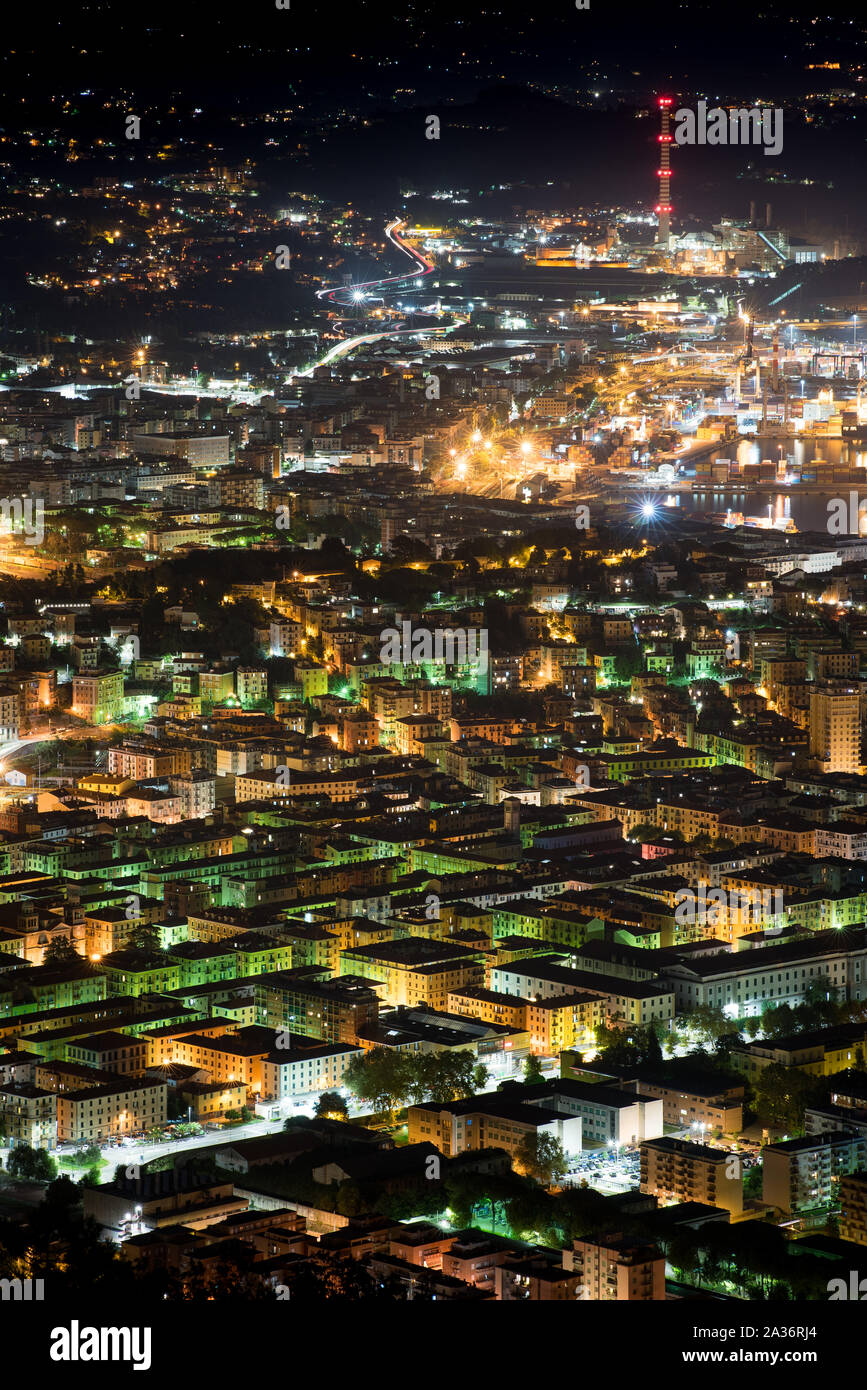 Vista de la azotea de La Spezia, Italia en la noche con las iluminaciones de los edificios y las calles en un destino de viajes concepto Foto de stock