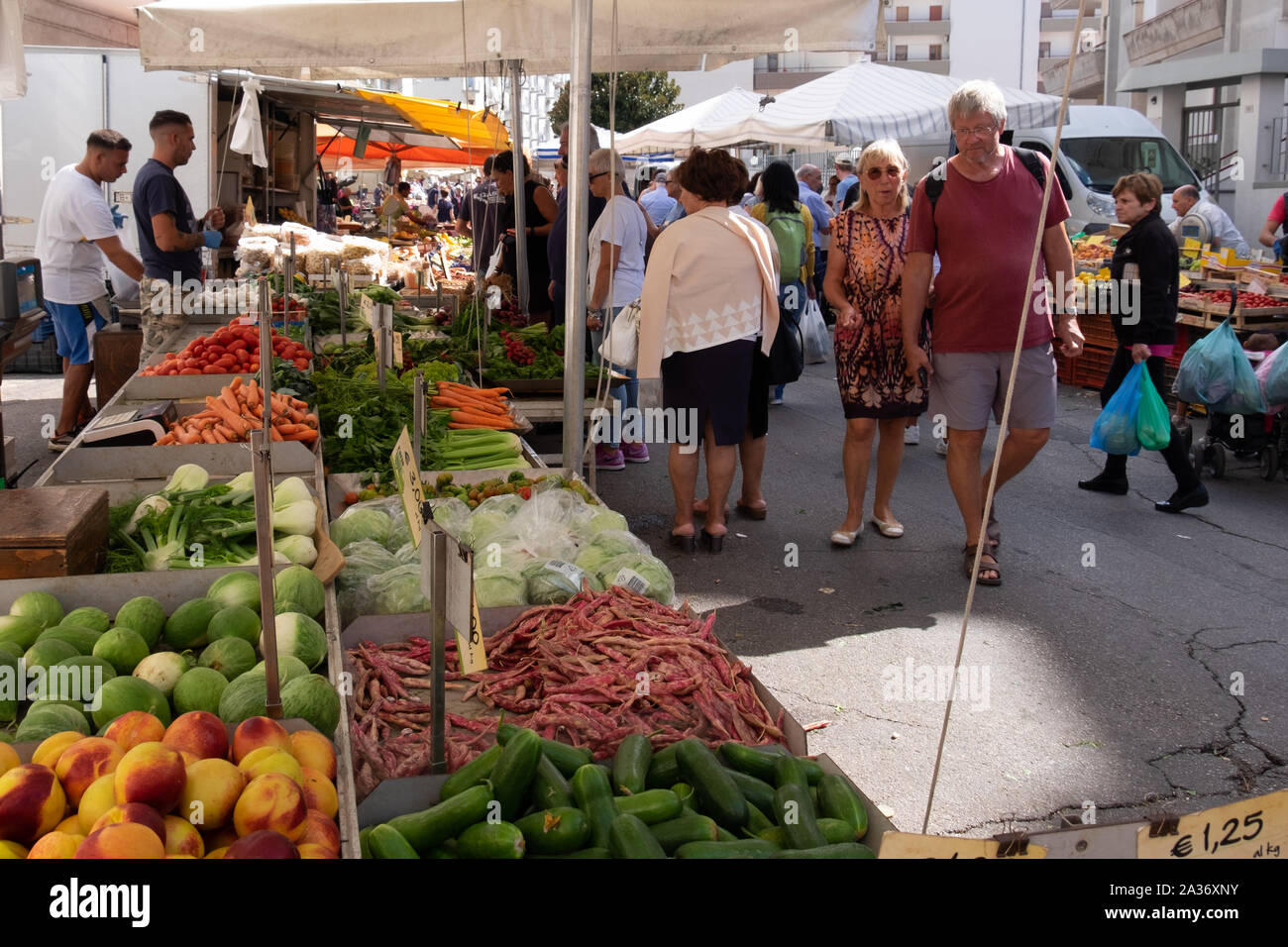 La gente comprando para sus comestibles en Ostuni Mercado el sábado Foto de stock