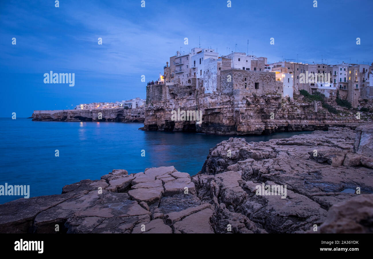 Polignano a Mare, una ciudad situada en la costa del Adriático, en el sur de Italia Foto de stock
