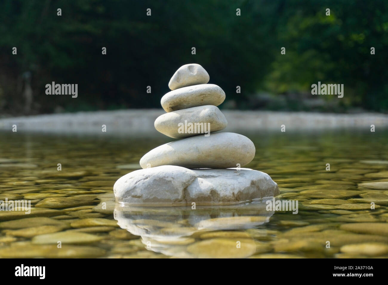 La armonía, el equilibrio y el concepto de sencillez. Una pirámide de piedra en el fondo del agua del río. Simples guijarros poise, rock zen, escultura, una torre de rive Foto de stock