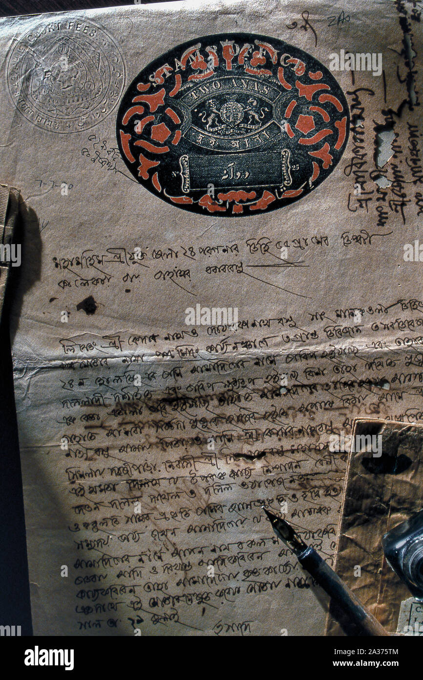 Manuscritos antiguos documento jurídico sobre papel pergamino en bengalí -  Antigua caligrafía caligrafía - Manuscrito hecha en BENGALA BENGALA BENGALA  oriental studio Fotografía de stock - Alamy