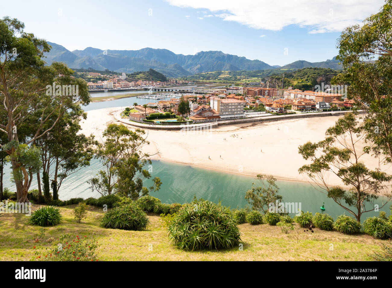 La playa y la ciudad de Ribadesella, en Asturias, en el norte de España, Europa - por el estuario del río Sella Foto de stock