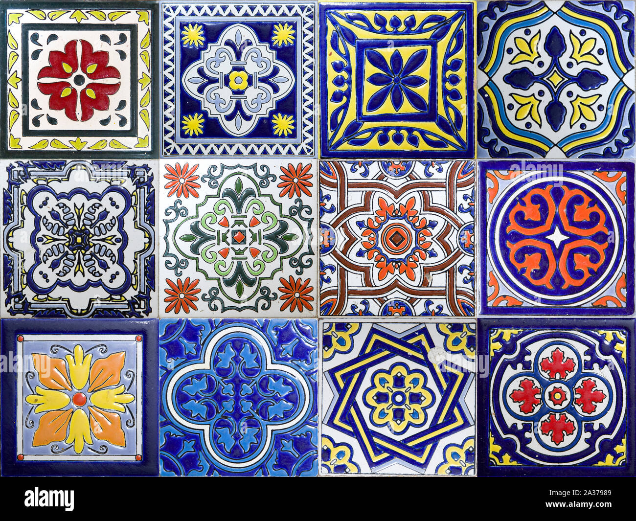 Conjunto de coloridos azulejos de cerámica tradicional de la ciudad de Cartagena de Indias, Colombia Fotografía de stock - Alamy