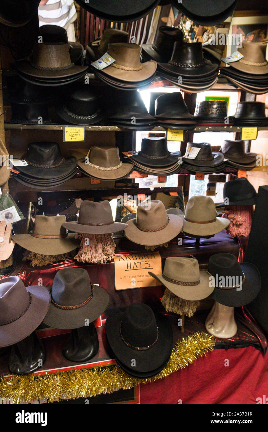 Sombreros australianos a la venta en una tienda de cuero en la antigua  ciudad pionera alemana de Hahndorf, en las colinas vitícolas de Adelaida, a  unos 25km de la ciudad Fotografía de