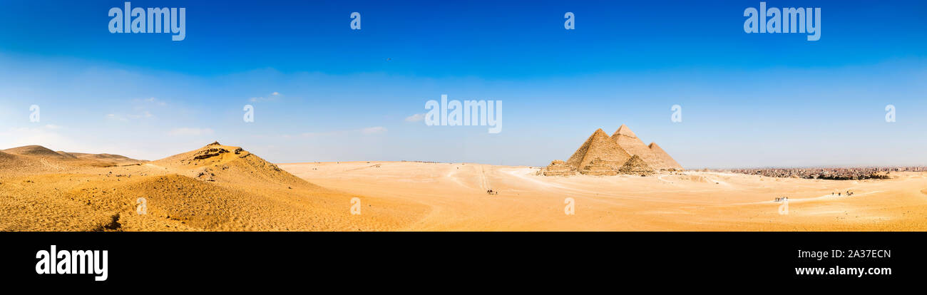 Panorama de la zona con las grandes pirámides de Giza, en Egipto Foto de stock