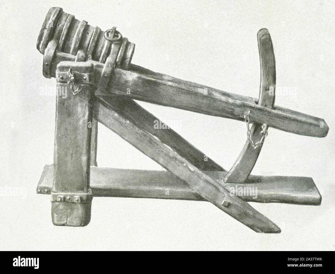 Esta arma medieval data de 1450-1500. Actúa como una catapulta. Foto de stock