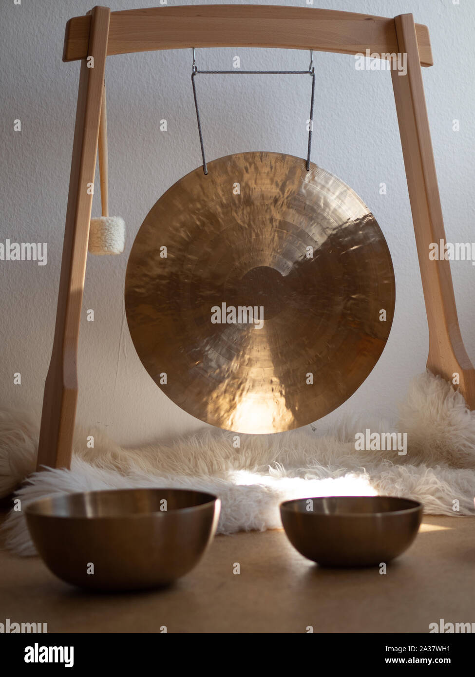 Canto tibetanos cuencos y gong para la ceremonia de curación de sonido  Fotografía de stock - Alamy