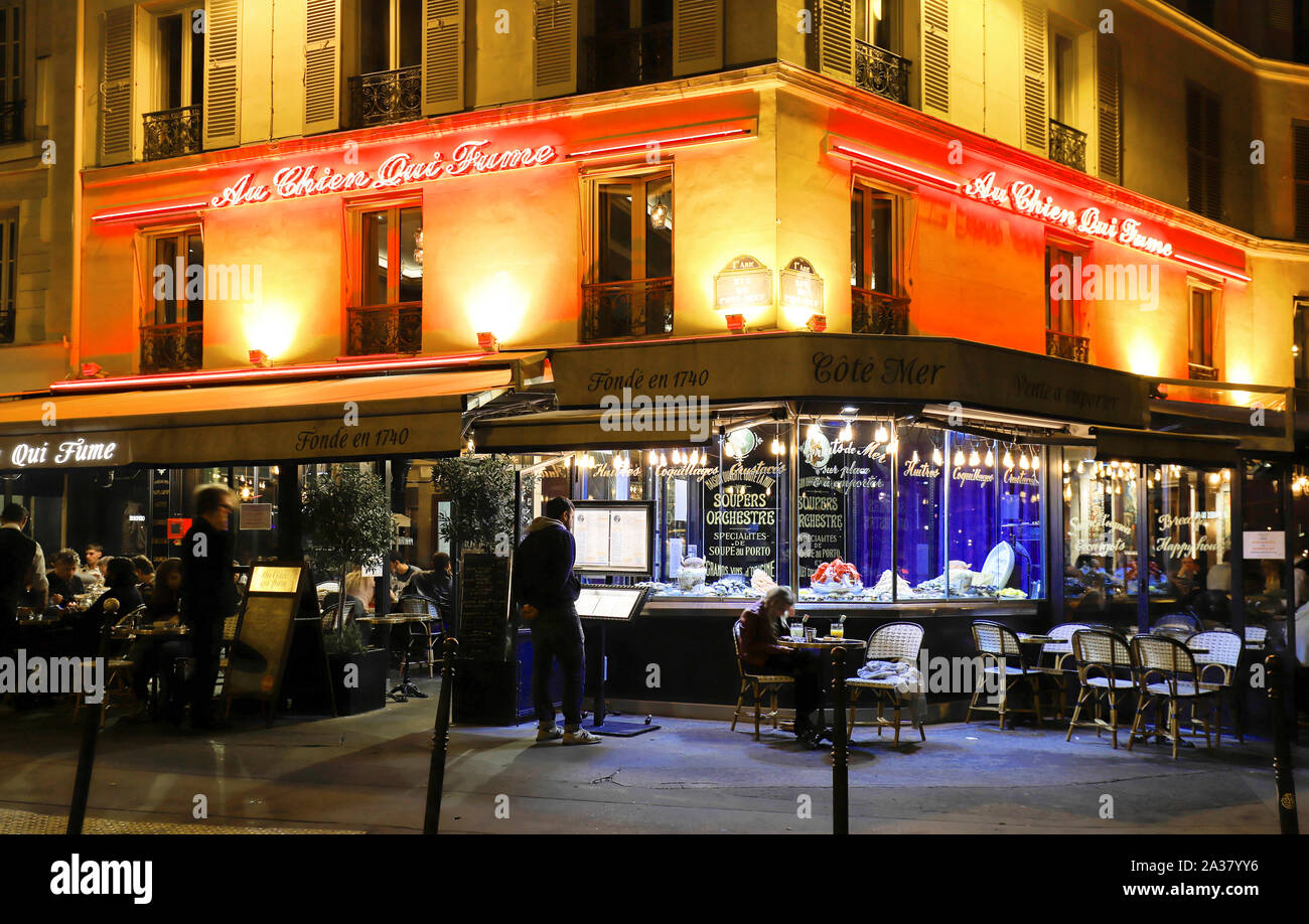 El cafe au chien qui Fume tiene 275 años de historia, situado en el  distrito de Les Halles de París.Existen auténticos sabores de la tradición  culinaria francesa Fotografía de stock - Alamy