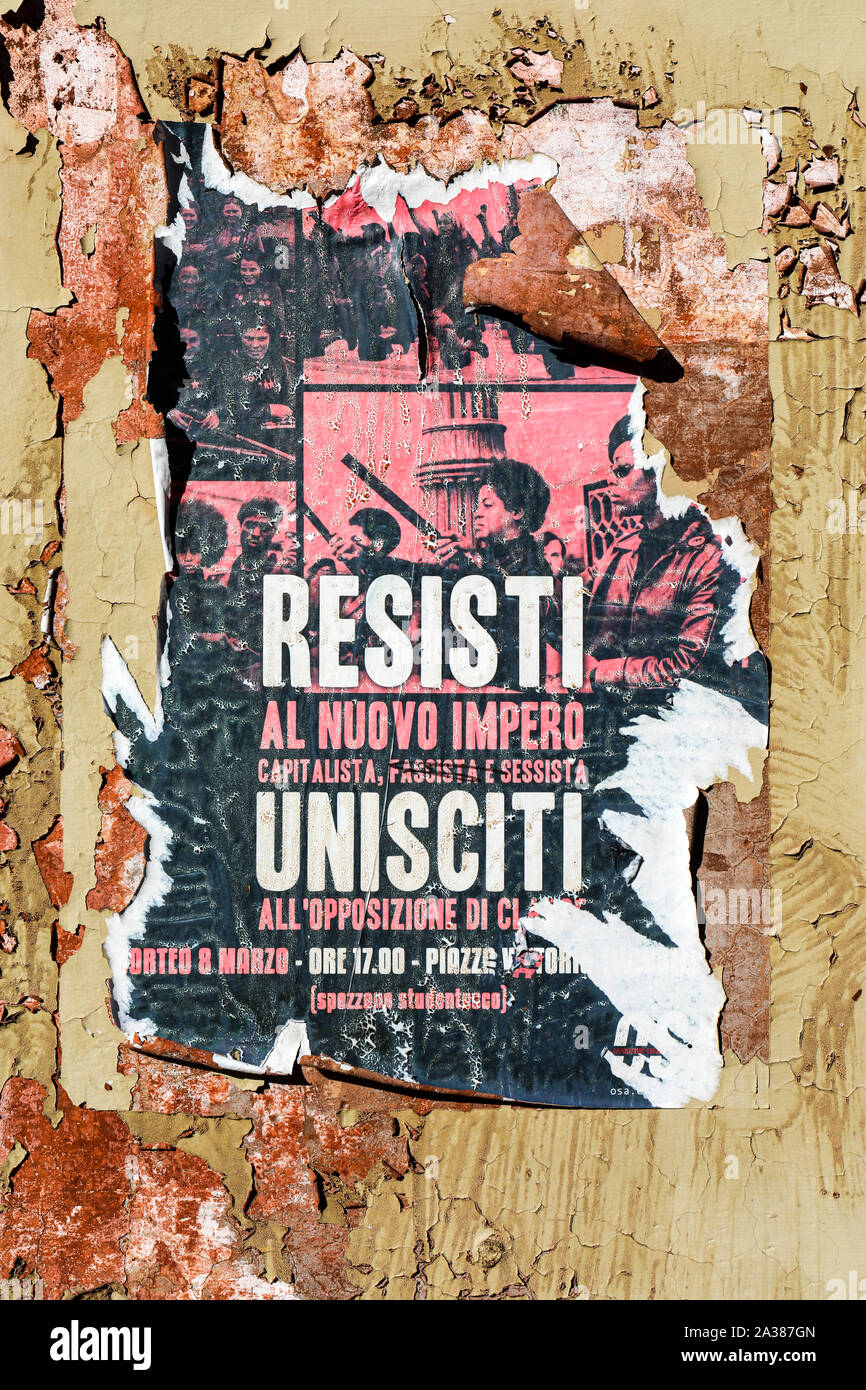 Organización de Estudiantes OSA - Opposizione Studentesca d'Alternativa - Cartel para la manifestación contra el capitalismo, el fascismo y el sexismo. Trastevere, en Roma. Foto de stock