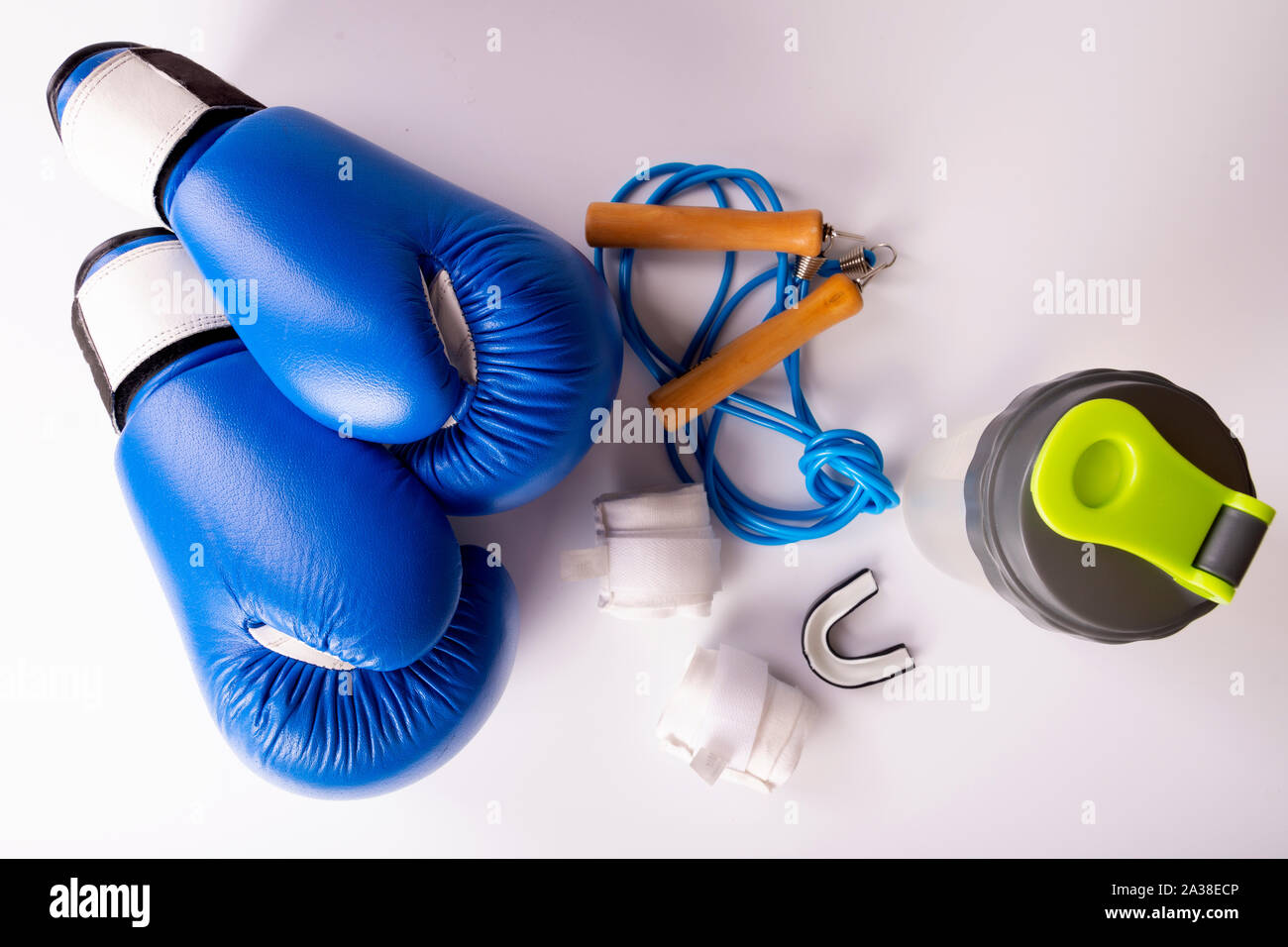 Kit fitness activo para el boxeo, guantes de boxeo, galopante, vendas para  las manos, la tapa sobre un fondo blanco, vista superior Fotografía de  stock - Alamy