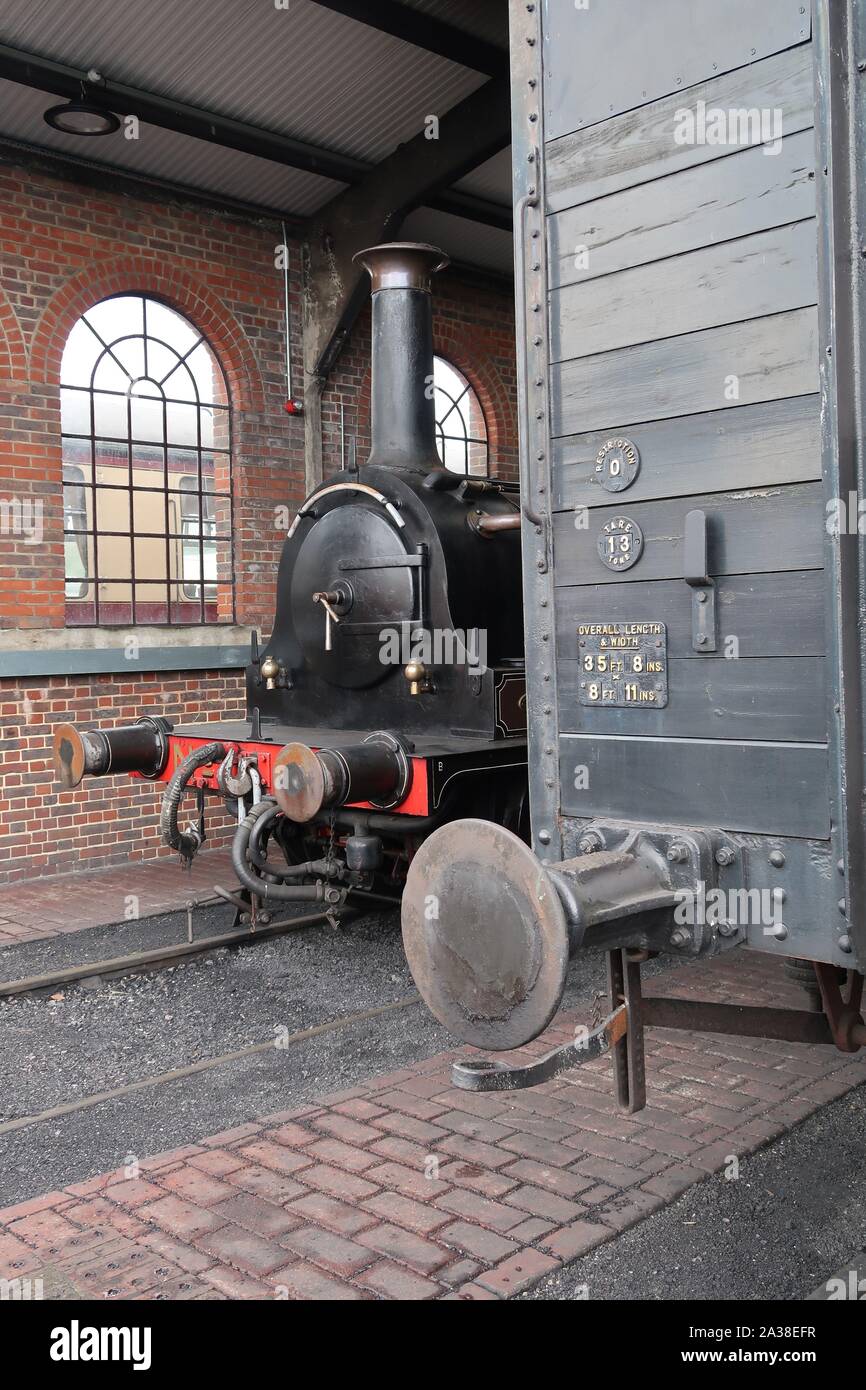 Tren de vapor en el ferrocarril de Sussex Bluebell. Foto de stock