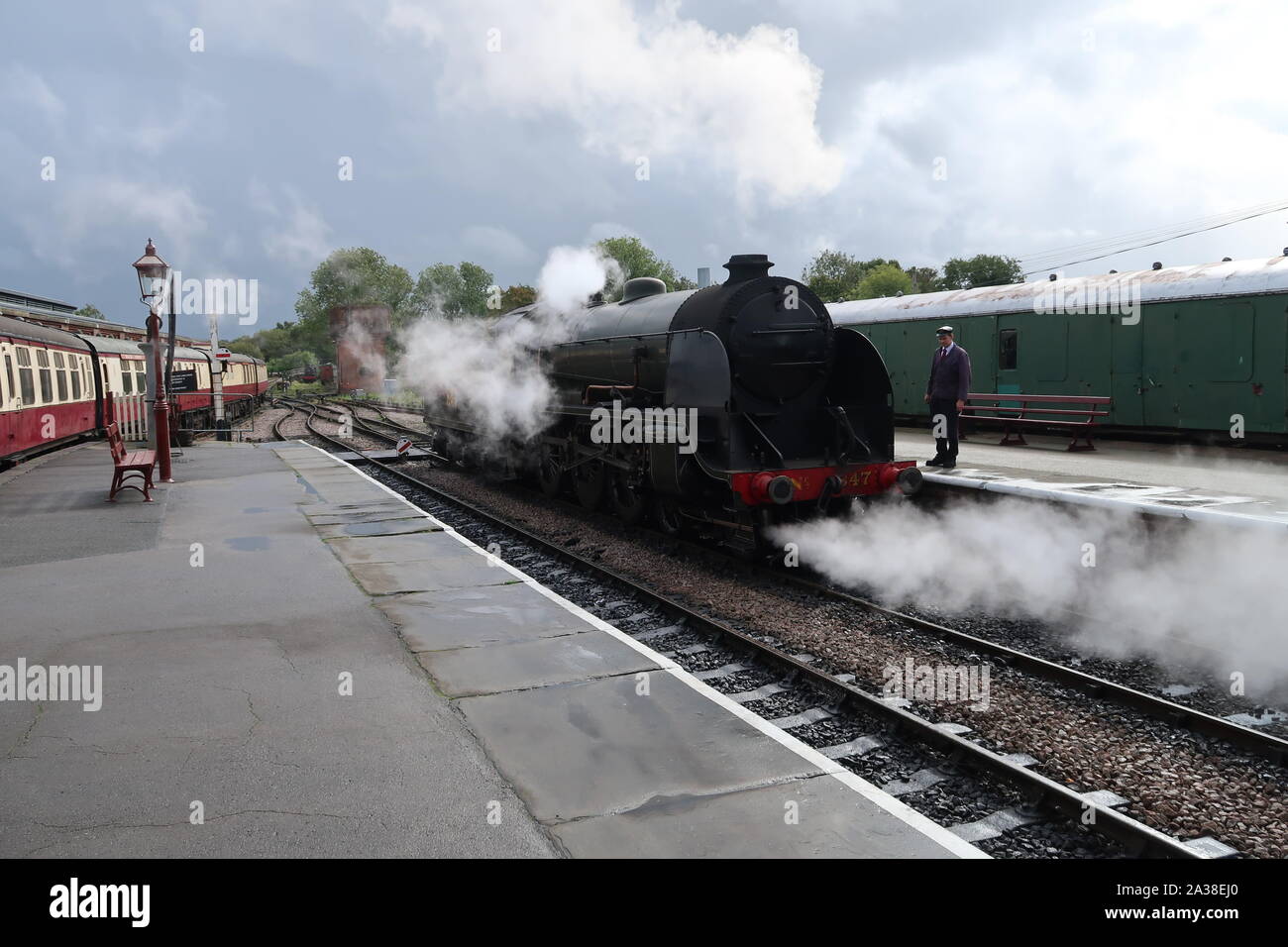 Locomotora de vapor que entra en la estación. Foto de stock