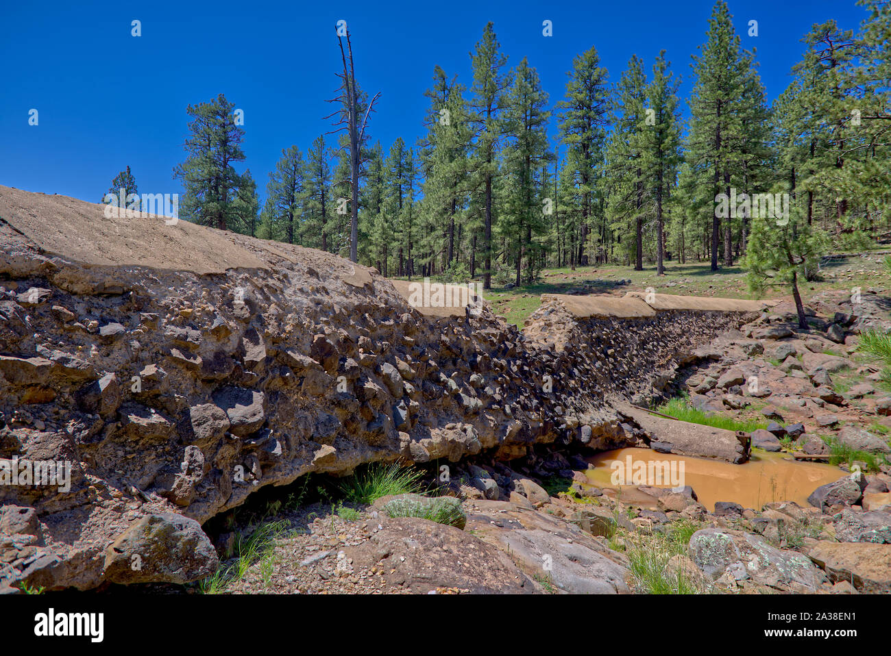 Decaying Ruinas de Foxboro lago presa cerca Munds Park, Arizona, Estados Unidos Foto de stock