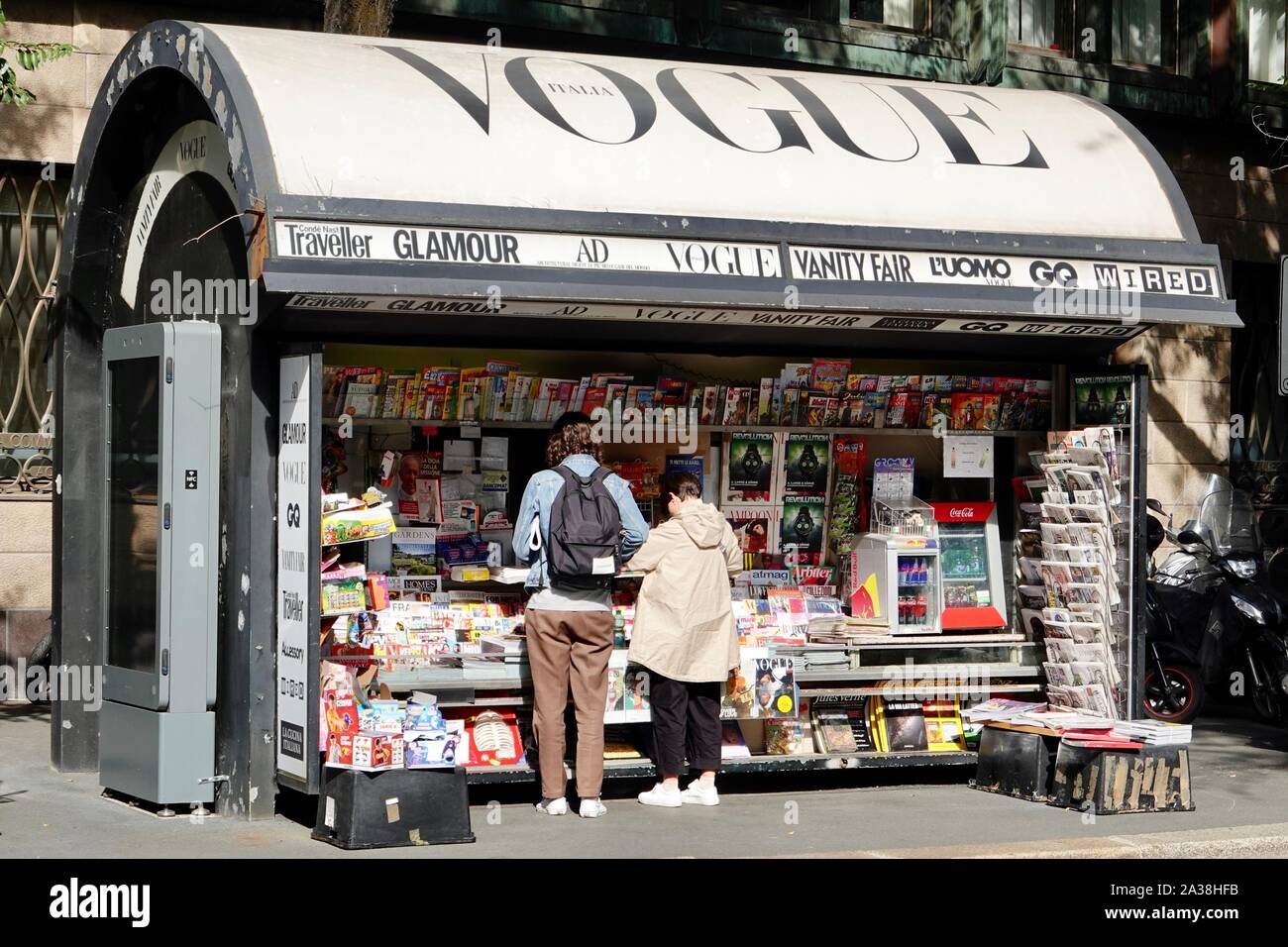 Quiosco de periódicos, revistas, Milán, Italia Fotografía de stock - Alamy