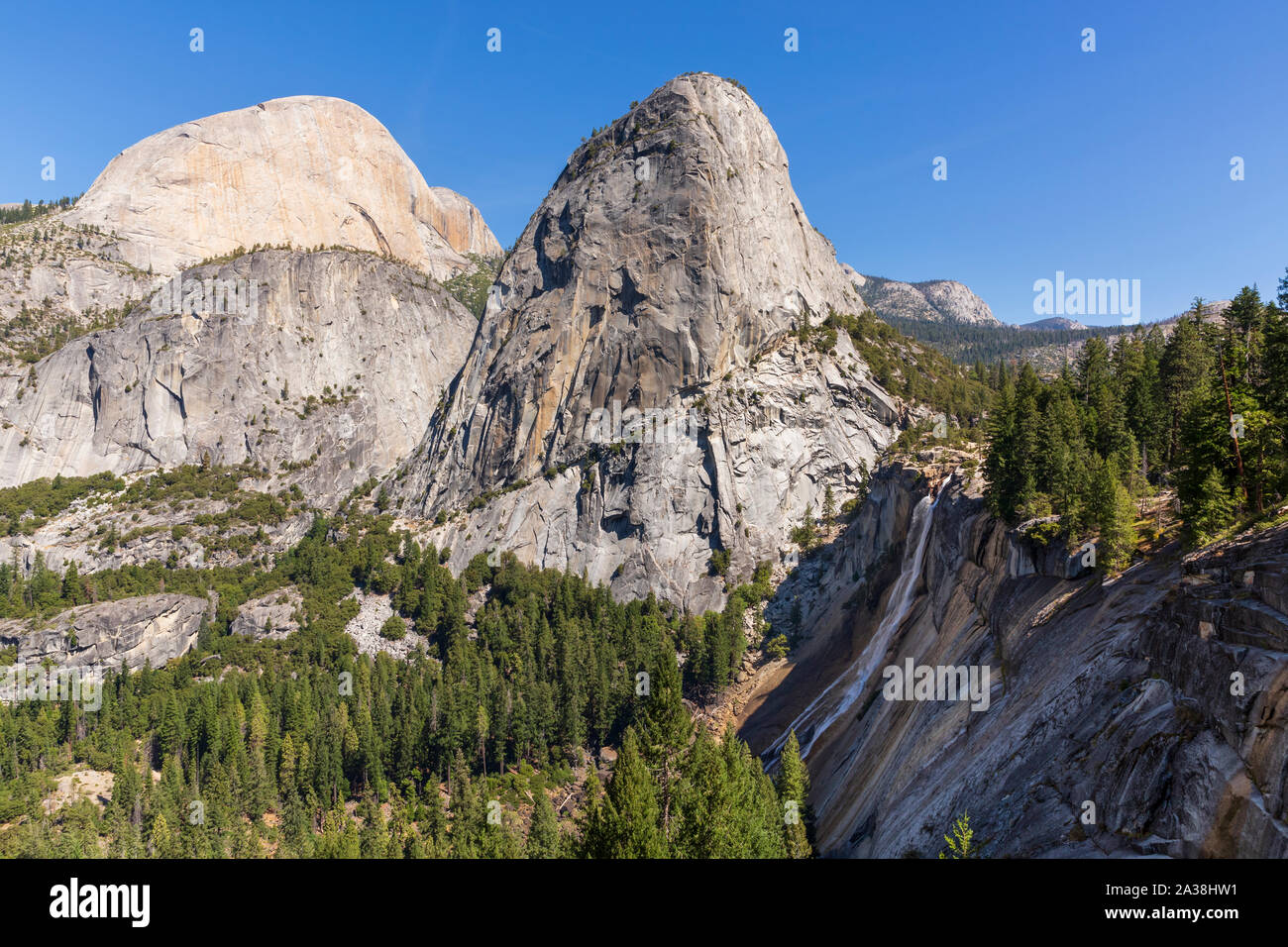 Vista diurna del Half Dome, Libertad Cap y Nevada cae en el Parque Nacional Yosemite, Californa en un soleado día de septiembre en 2019. Foto de stock