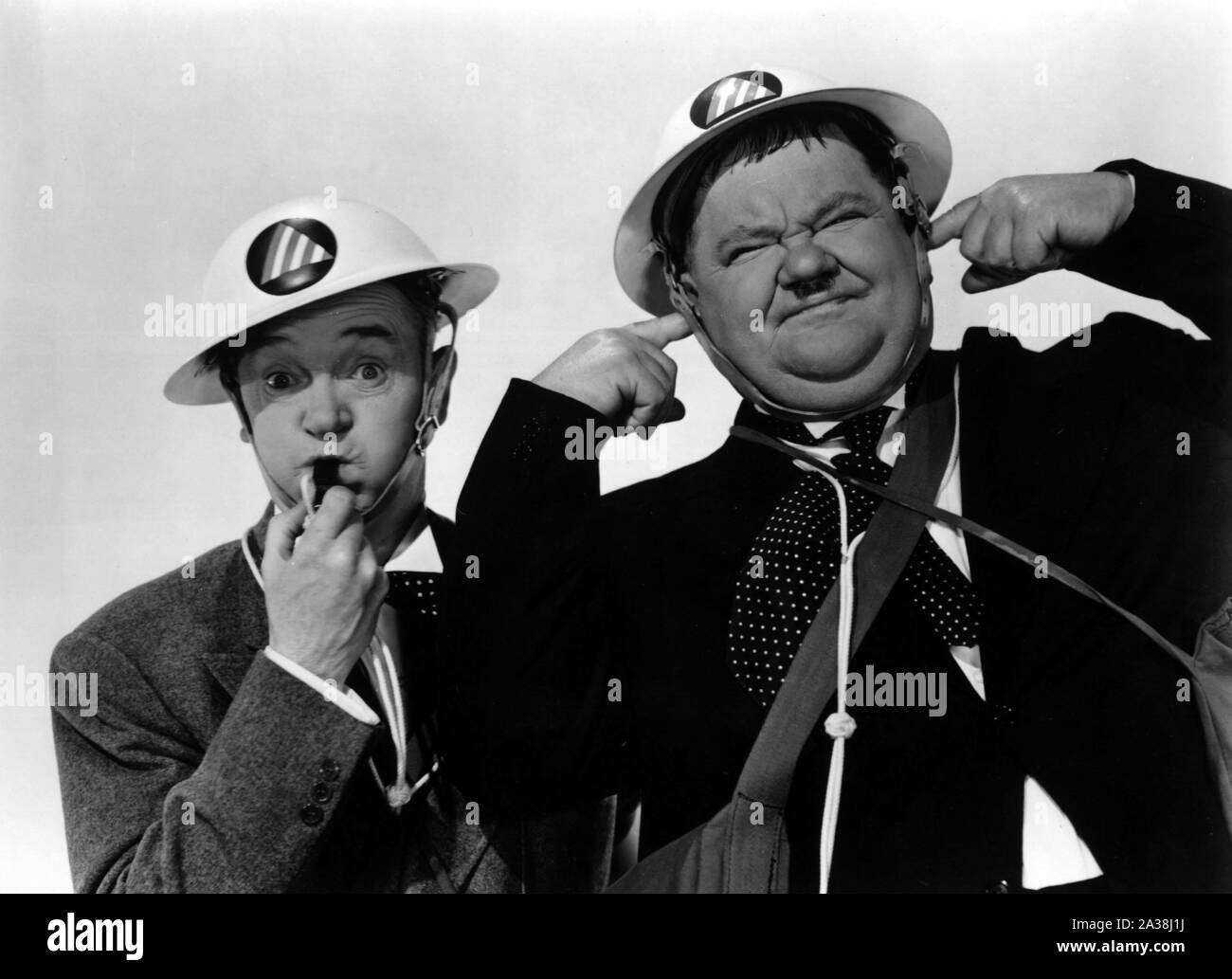 STAN Laurel y Oliver Hardy en AIR RAID guardianes (1943), dirigida por Edward Sedgwick. Crédito: M.G.M / Álbum Foto de stock